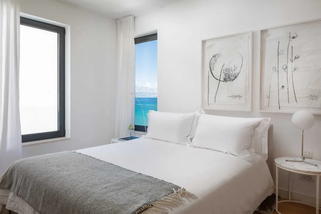 Modern 3-Bedroom Villa with Pool in Sutivan