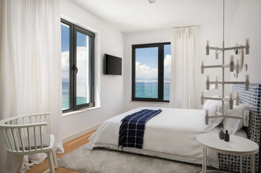 Modern 3-Bedroom Villa with Pool in Sutivan