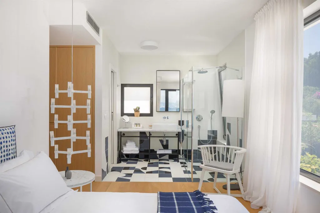 Modern 3-Bedroom Villa with Pool in Sutivan