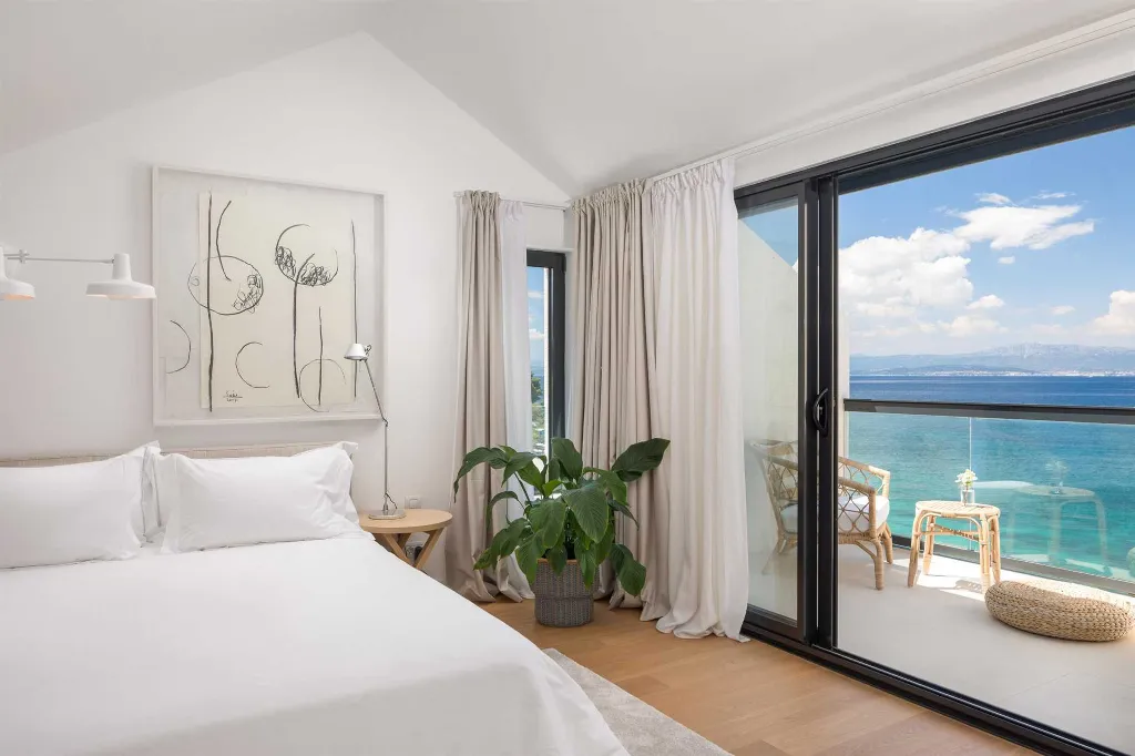 Modern 3-Bedroom Villa with Pool in Sutivan