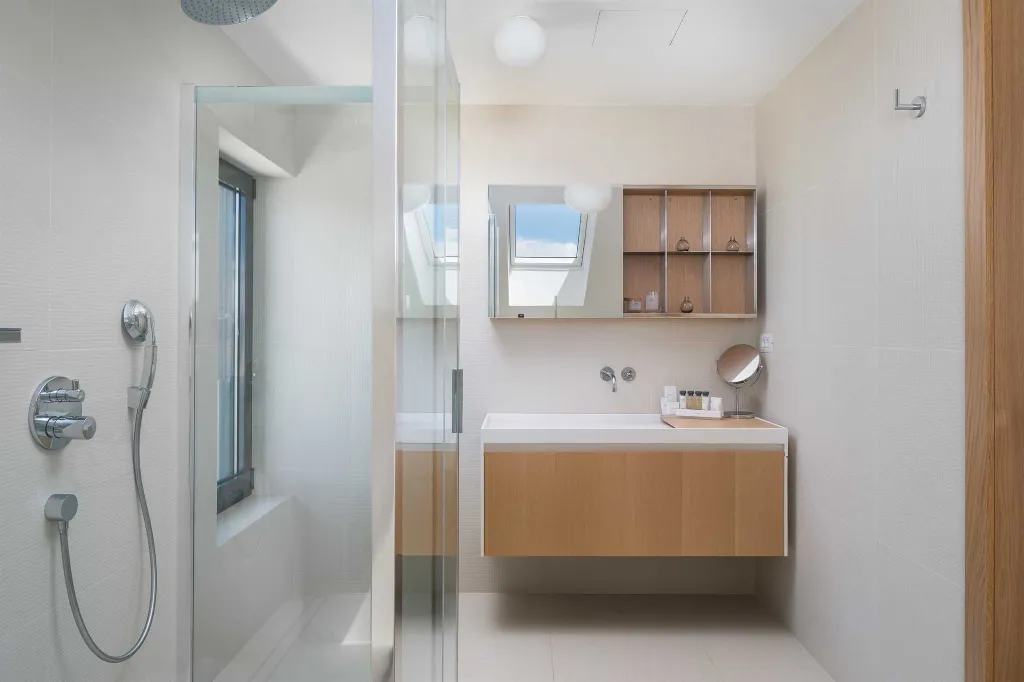 Modern 3-Bedroom Villa with Pool in Sutivan
