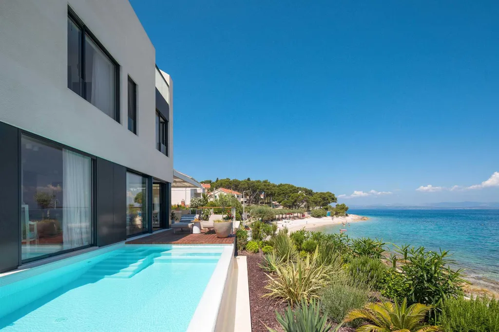 Beachfront Villa Retreat Sutivan With Private Pools