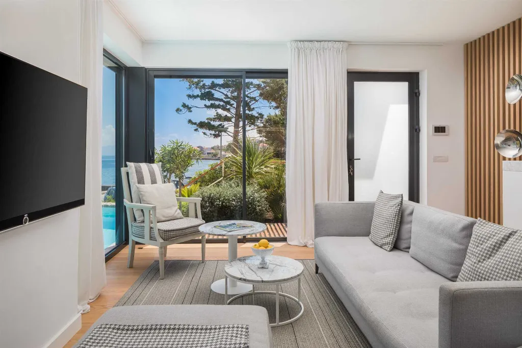 Beachfront Villa Retreat Sutivan With Private Pools