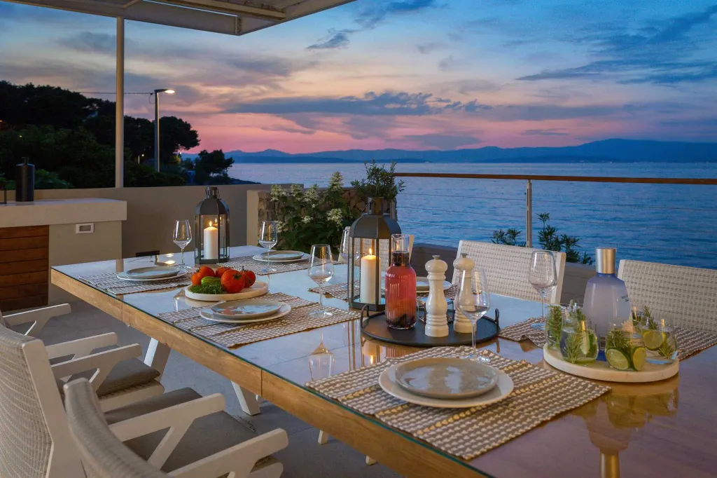 Beachfront Villa Retreat Sutivan With Private Pools