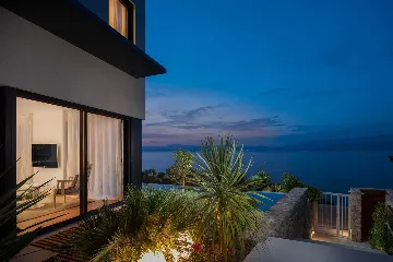 Beachfront Villa Retreat Sutivan With Private Pools