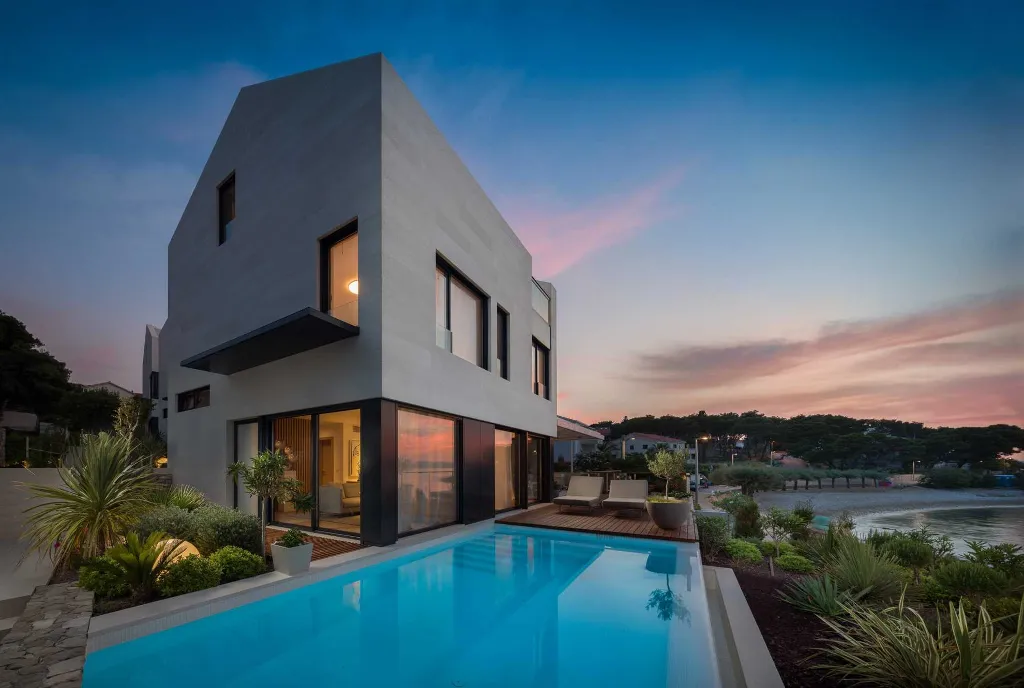 Beachfront Villa Retreat Sutivan With Private Pools