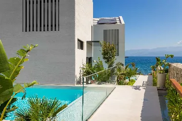 Beachfront Villa Retreat Sutivan With Private Pools