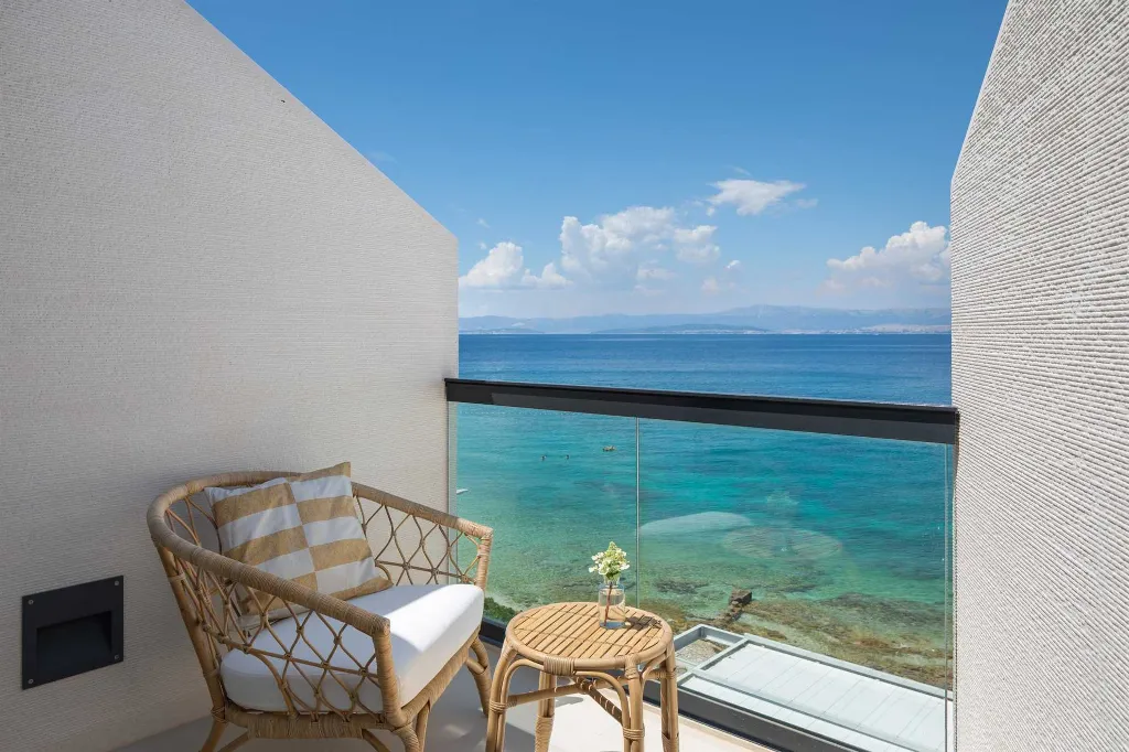 Beachfront Villa Retreat Sutivan With Private Pools