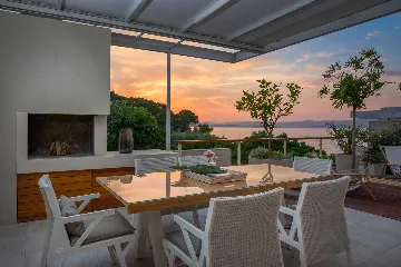 Beachfront Villa Retreat Sutivan With Private Pools