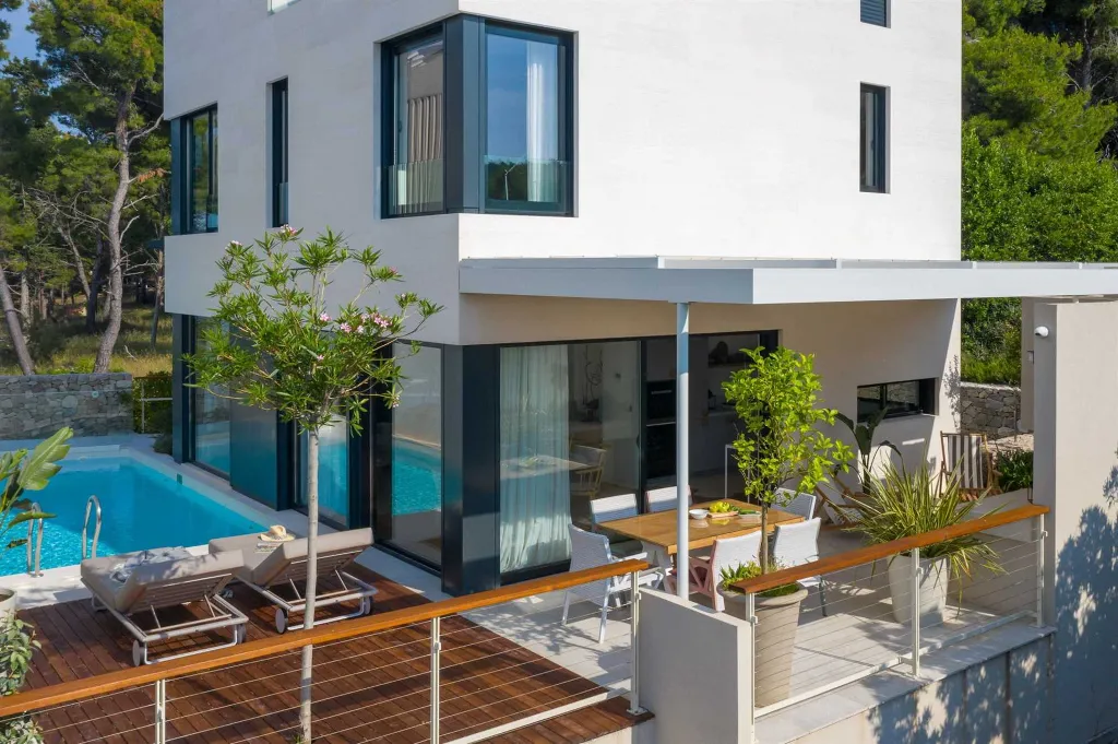 Beachfront Villa Retreat Sutivan With Private Pools