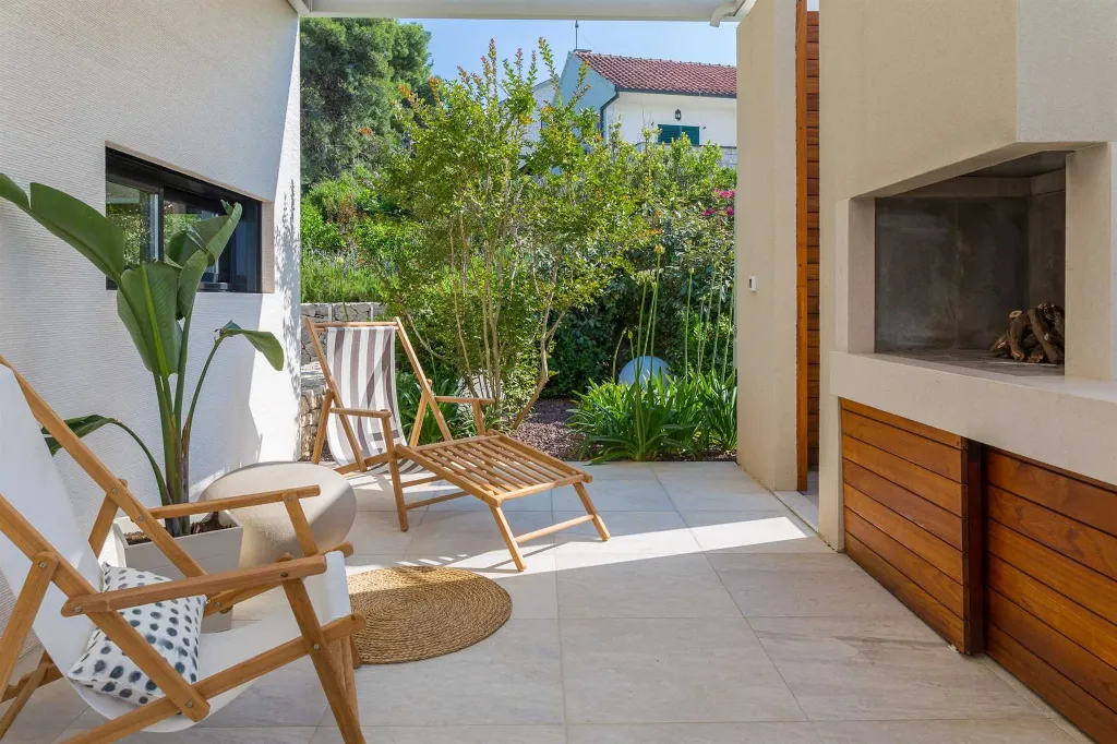 Beachfront Villa Retreat Sutivan With Private Pools