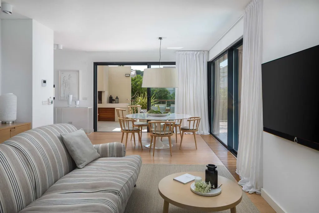 Beachfront Villa Retreat Sutivan With Private Pools