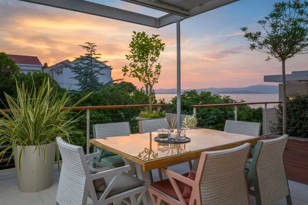 Beachfront Villa Retreat Sutivan With Private Pools