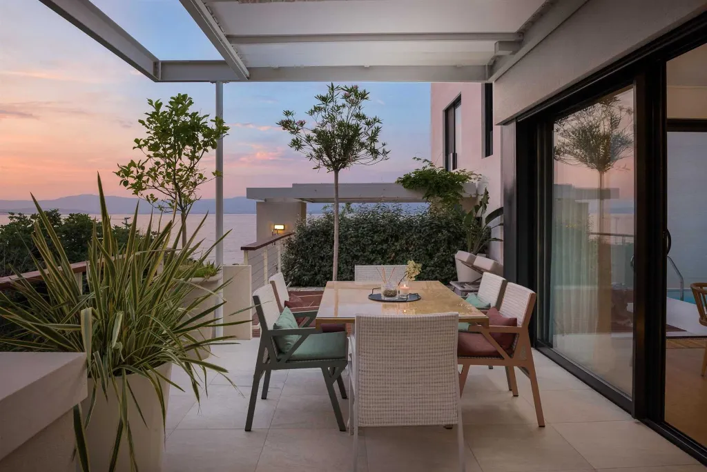 Beachfront Villa Retreat Sutivan With Private Pools