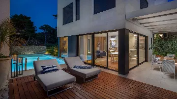 Beachfront Villa Retreat Sutivan With Private Pools