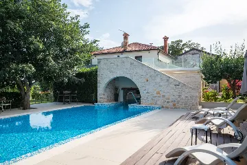 Spacious Family Villa with Pool in Novigrad