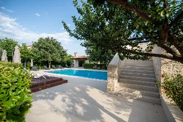 Spacious Family Villa with Pool in Novigrad
