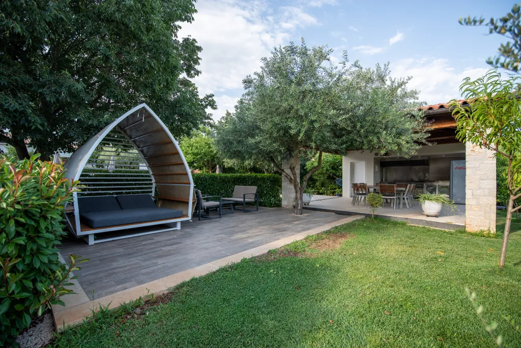Spacious Family Villa with Pool in Novigrad