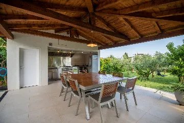 Spacious Family Villa with Pool in Novigrad