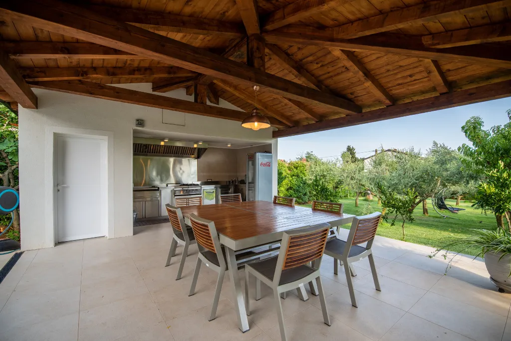 Spacious Family Villa with Pool in Novigrad