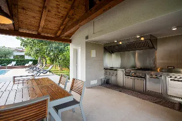 Spacious Family Villa with Pool in Novigrad