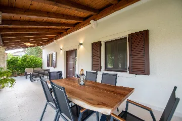 Spacious Family Villa with Pool in Novigrad
