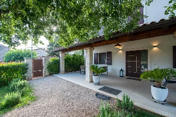 Spacious Family Villa with Pool in Novigrad