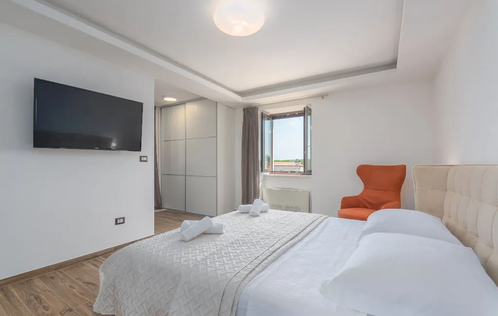 Spacious Family Villa with Pool in Novigrad