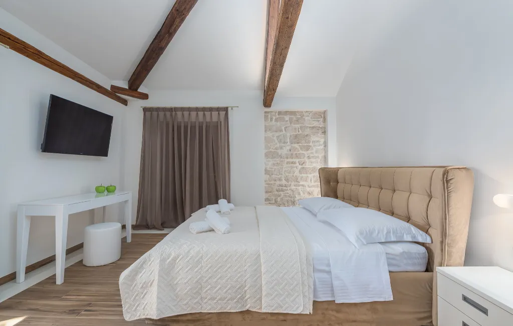 Spacious Family Villa with Pool in Novigrad