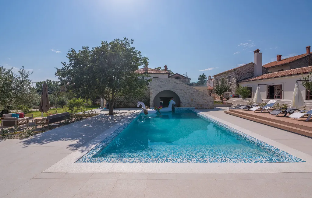 Spacious Family Villa with Pool in Novigrad
