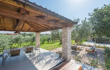 Spacious Family Villa with Pool in Novigrad