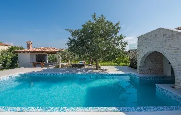 Spacious Family Villa with Pool in Novigrad