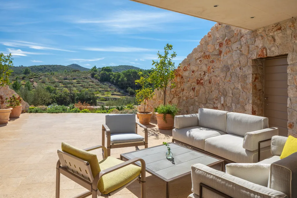Spacious Seaside Villa with Pool, Dugi Otok