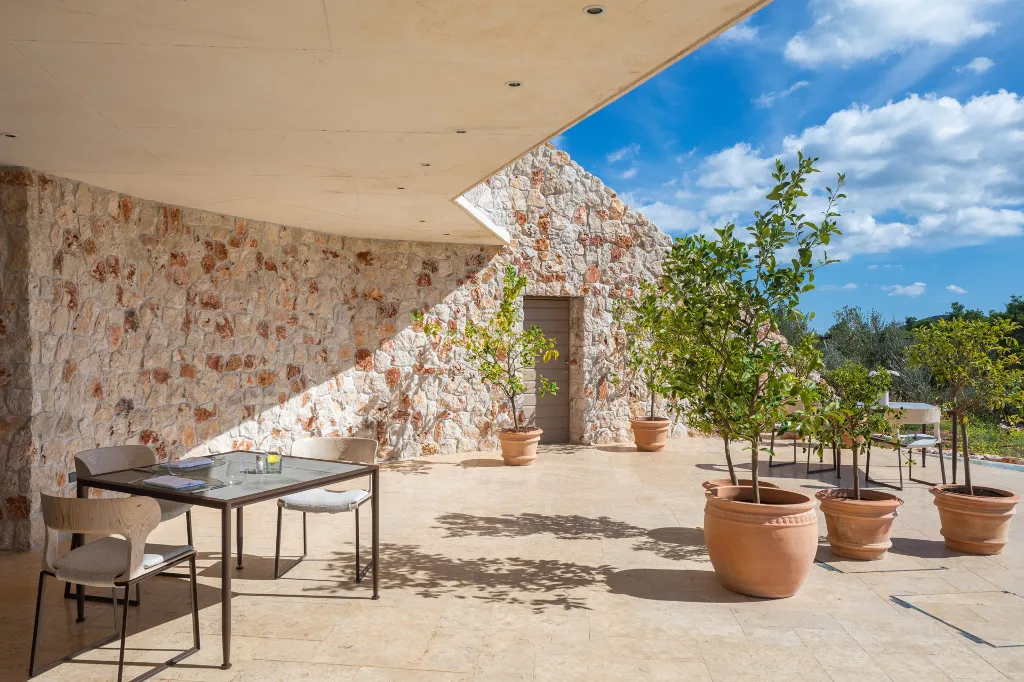 Spacious Seaside Villa with Pool, Dugi Otok
