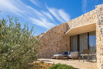 Spacious Seaside Villa with Pool, Dugi Otok