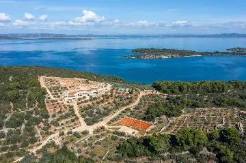 Spacious Seaside Villa with Pool, Dugi Otok