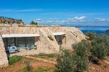 Spacious Seaside Villa with Pool, Dugi Otok