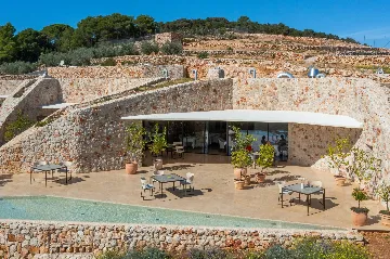 Spacious Seaside Villa with Pool, Dugi Otok