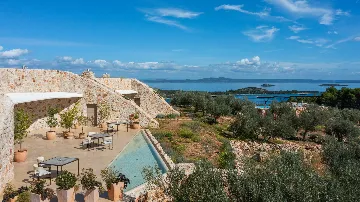 Spacious Seaside Villa with Pool, Dugi Otok