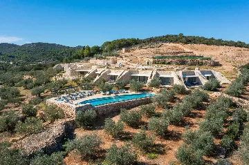 Spacious Seaside Villa with Pool, Dugi Otok