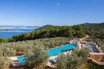 Spacious Seaside Villa with Pool, Dugi Otok