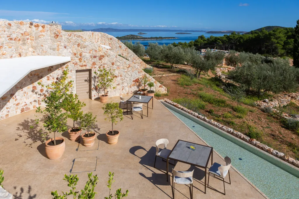 Spacious Seaside Villa with Pool, Dugi Otok