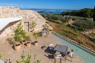 Spacious Seaside Villa with Pool, Dugi Otok