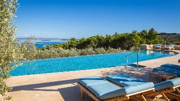 Spacious Seaside Villa with Pool, Dugi Otok