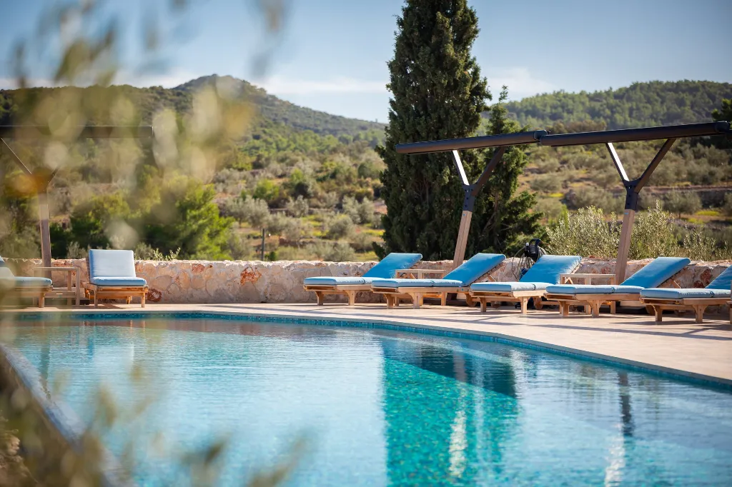 Spacious Seaside Villa with Pool, Dugi Otok