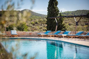 Spacious Seaside Villa with Pool, Dugi Otok
