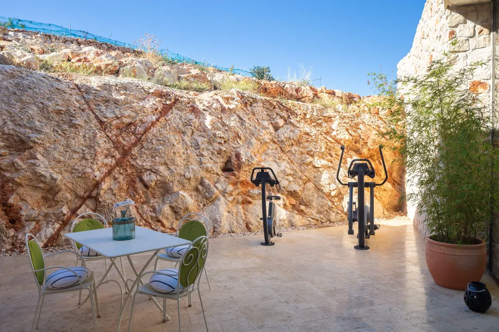 Spacious Seaside Villa with Pool, Dugi Otok