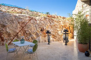 Spacious Seaside Villa with Pool, Dugi Otok