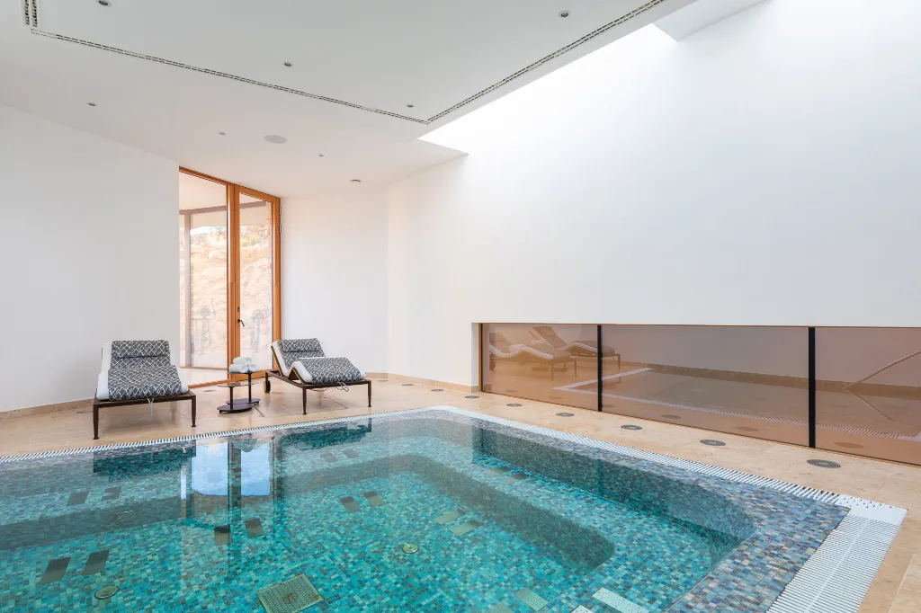 Spacious Seaside Villa with Pool, Dugi Otok
