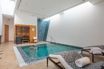 Spacious Seaside Villa with Pool, Dugi Otok